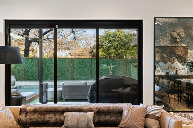 Building Photo - 1304 Comal St