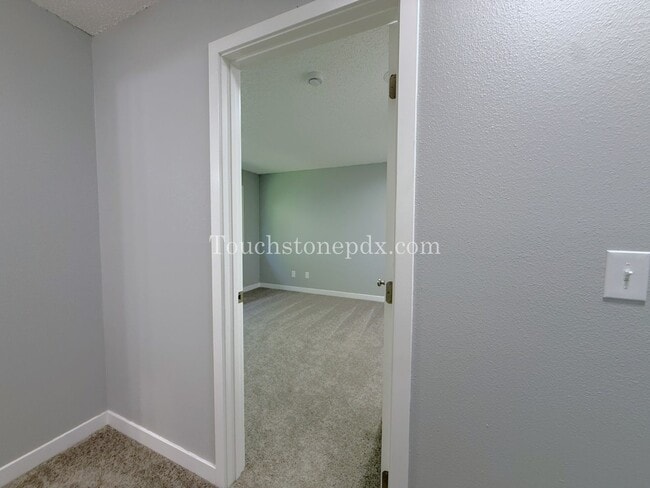 Building Photo - 1 MONTH RENT FREE! Updated 3 BR Apartment with Patio in Portland
