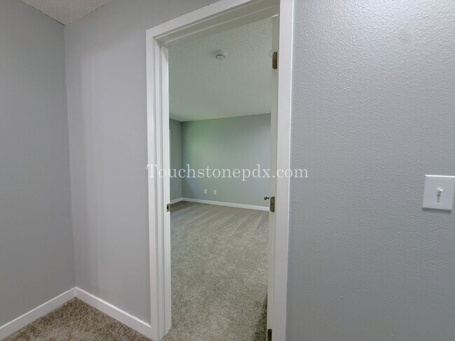 Building Photo - 2nd MONTH RENT FREE! Updated 3 BR Apartment with Patio in Portland