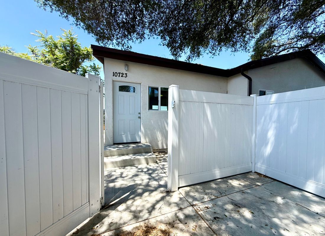 Building Photo - 10723 Rhodesia Ave