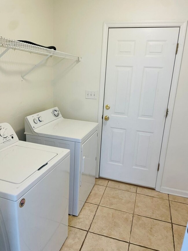 Building Photo - GLEN AT GOLDEN EAGLE