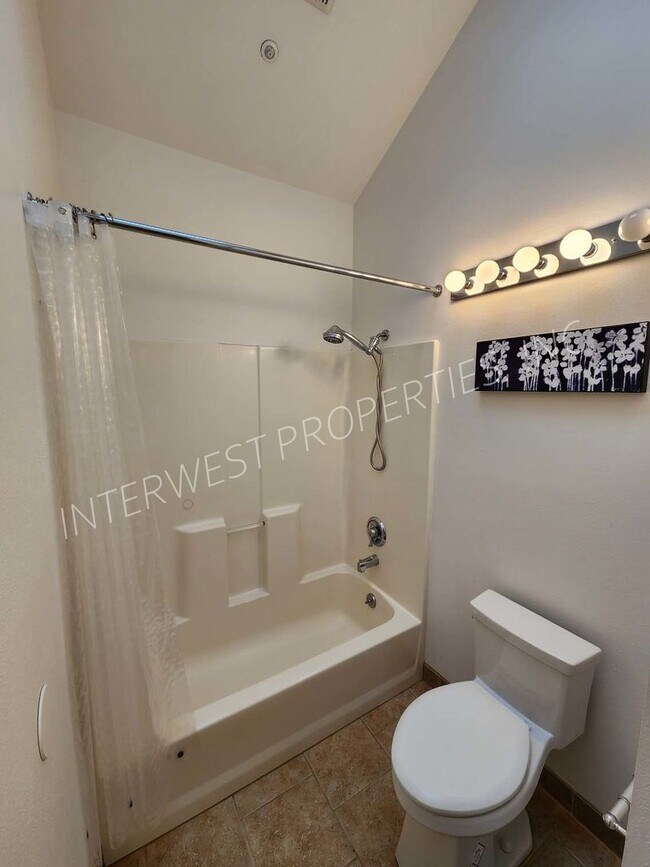 Building Photo - 2 BD Condo with River View, washer/dryer, microwave and W/S/G&L included.