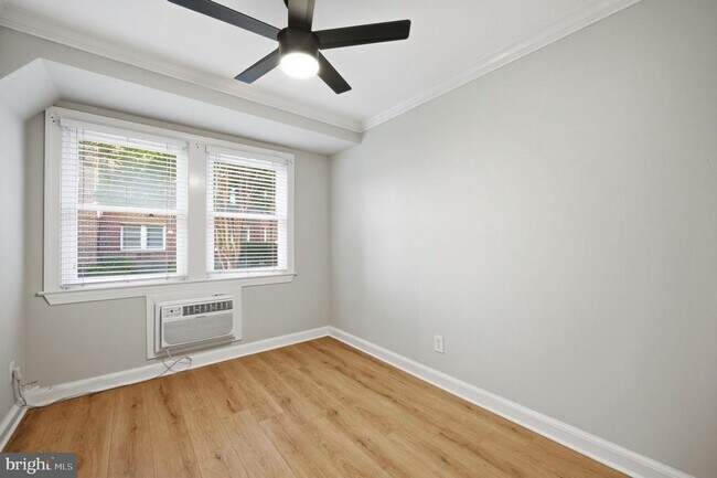 Building Photo - 906 S Washington St