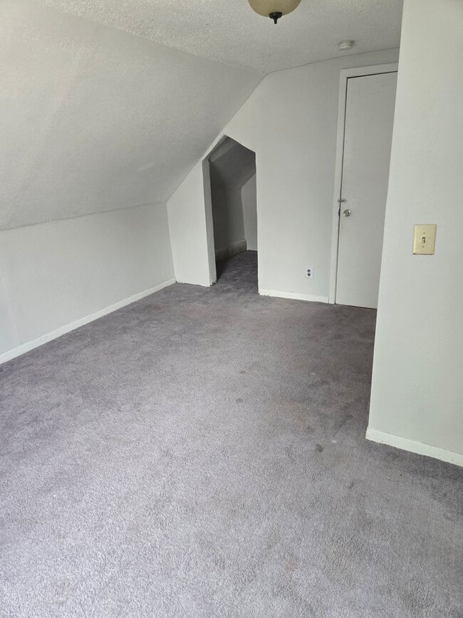 Building Photo - Characteristic 3-Bedroom Home with Dual Ga...