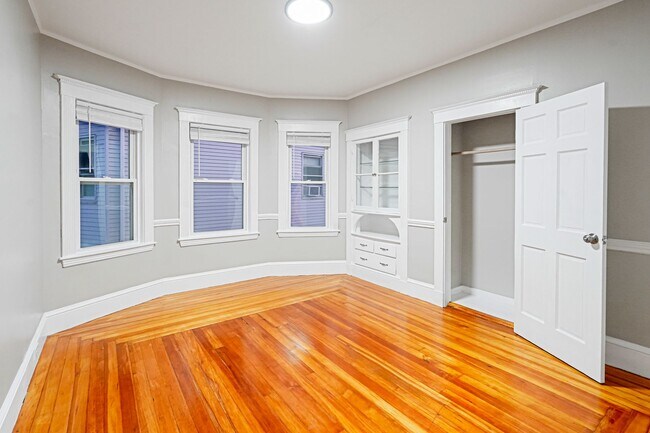 Building Photo - 381 Adams St