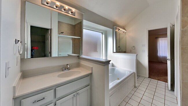 Building Photo - 3 Bedroom with Office in Edmond