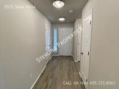 Building Photo - 2025 Sara Vista Dr