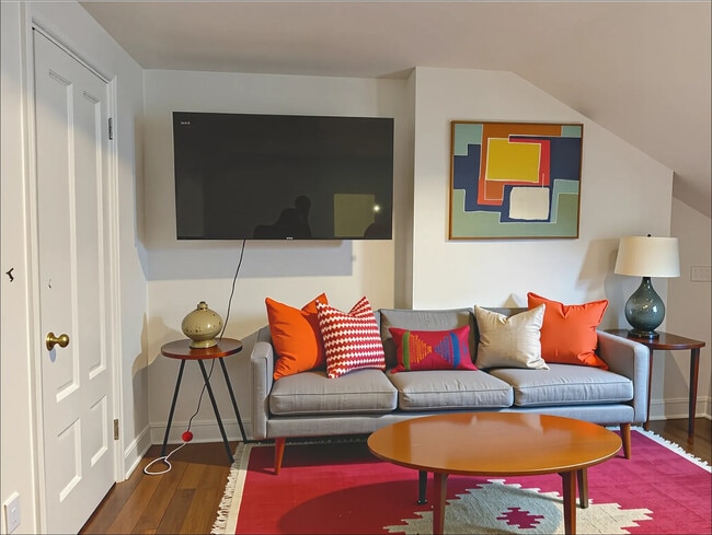 Building Photo - 107 Charles St