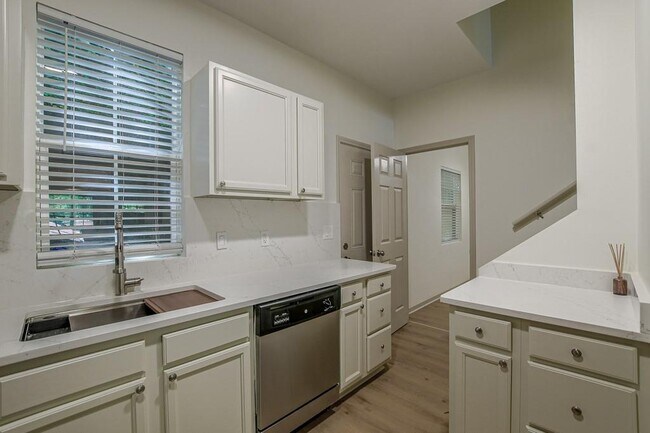 Building Photo - 70 Gardenia Dr NW