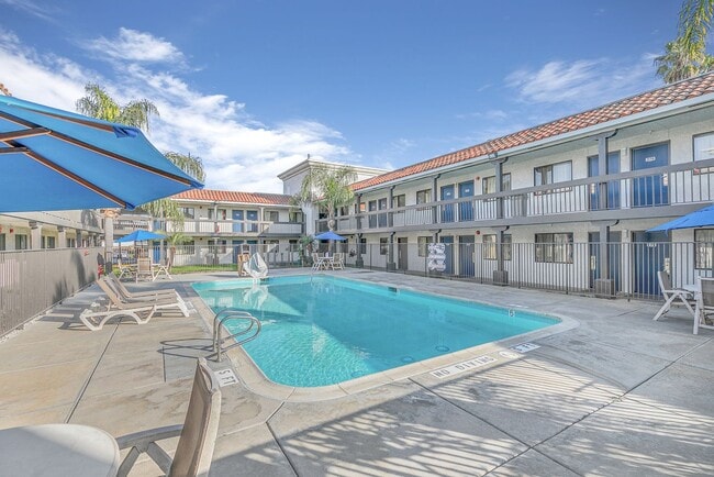Building Photo - 750 Raintree Dr