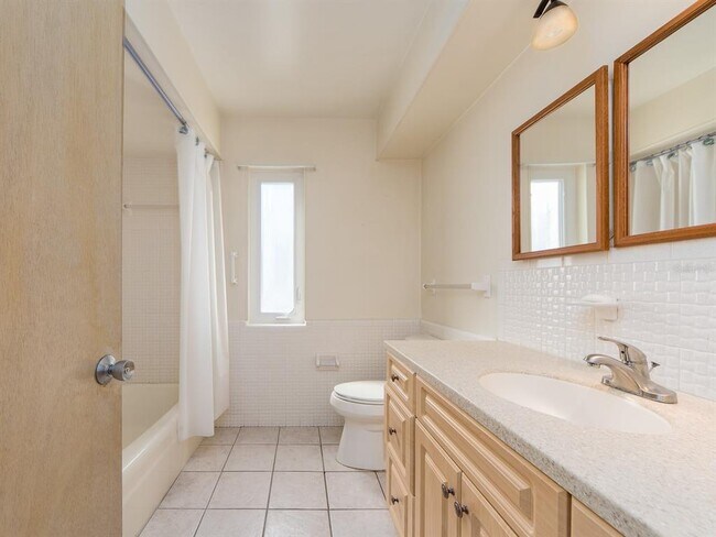 Building Photo - 2395 6th Ave SW