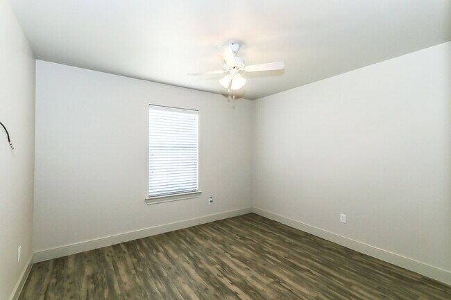 Building Photo - Half off first  full month's rent  "Experience Spacious Living: Stylish 3-Bed, 2-Bath Home in Lub...