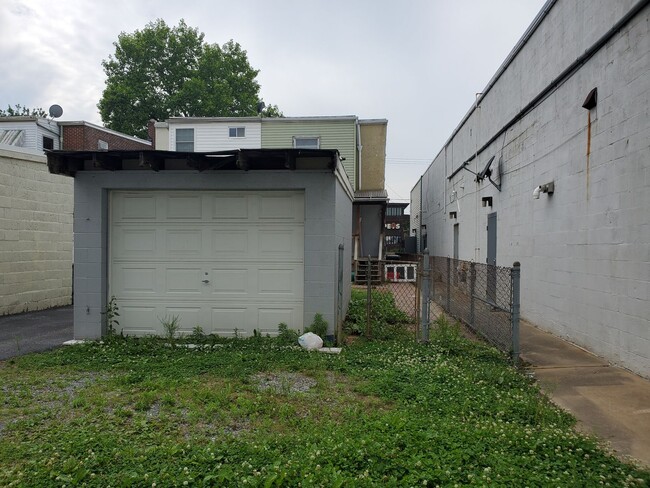 Building Photo - 3 Bedroom, 1 Bath in Manheim Township Scho...