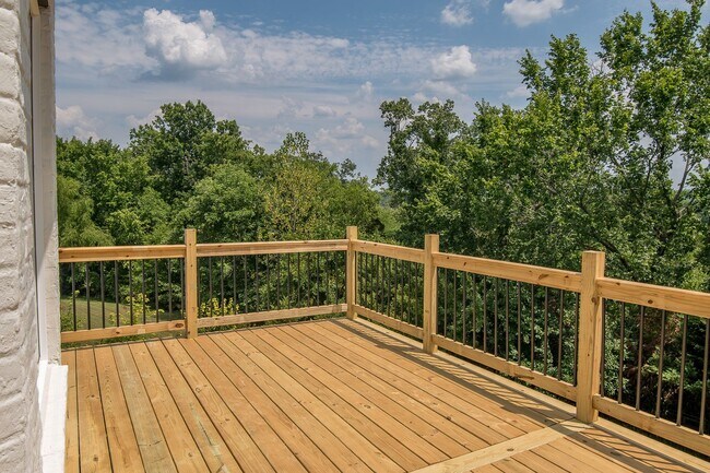 Building Photo - Luxury Living w/ Pool In Brentwood!