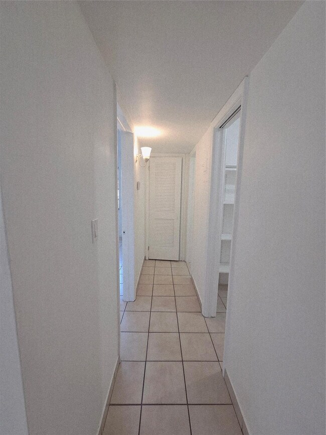 Building Photo - 1007 N 19th Ave