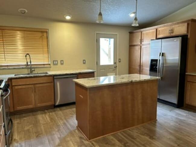 Building Photo - Bright & Spacious 3BR/2BA Home in SE Bend – Prime Location!