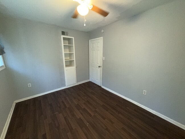 Building Photo - 2732 Woodside Dr