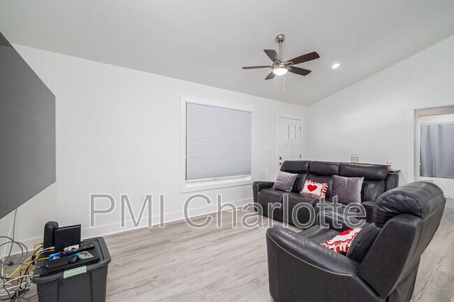 Building Photo - 2128 Chatfield Rd