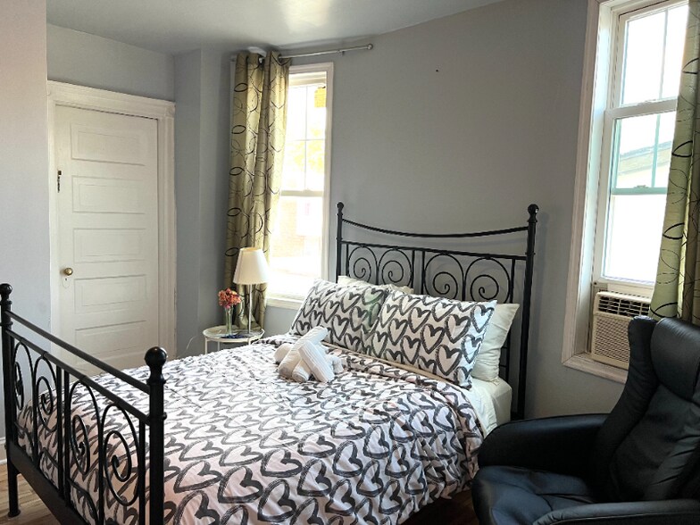 Building Photo - 5023 Spruce St