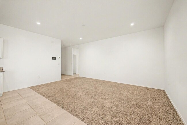 Building Photo - 1566 E Fletcher Dr