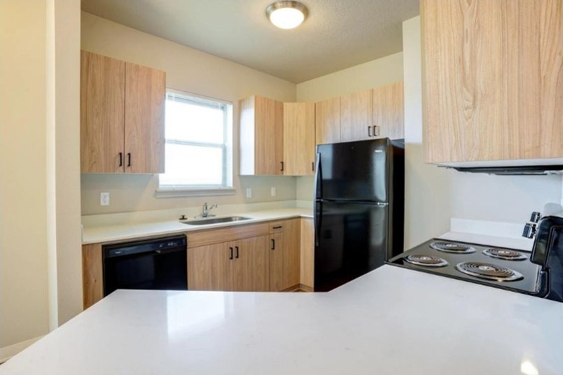 Spacious Kitchen with Luxury Finishes - Cascade Place Apartment Homes