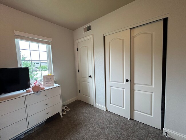 Building Photo - $1,100 | 1 Bedroom, 1 Bathroom Condo | No ...