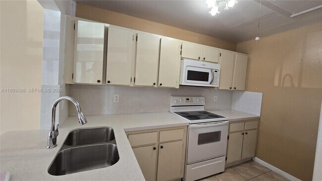 Building Photo - 2605 W 67th Pl