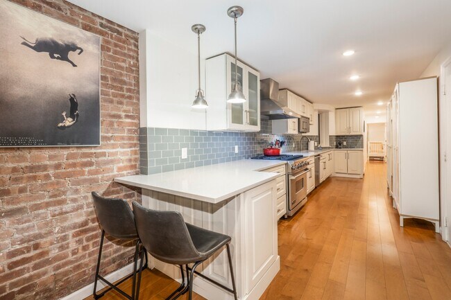 Building Photo - 226 1st St