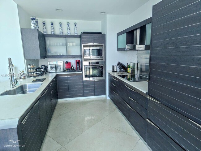 Building Photo - 200 Biscayne Blvd Way