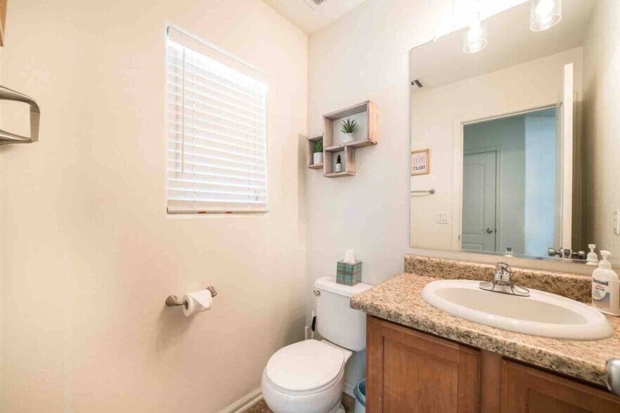 Building Photo - 10948 W Elm St