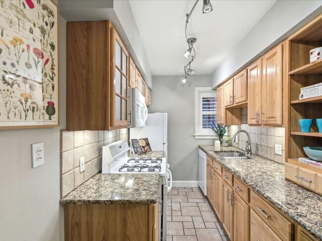 Building Photo - Cap Hill Beautiful 2 Bed Charming and Light Filled condo in the Blenheim