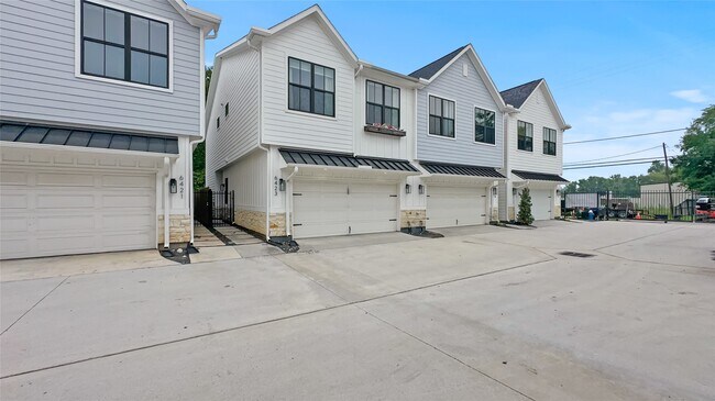 Building Photo - 6423 Highland Pine Ln