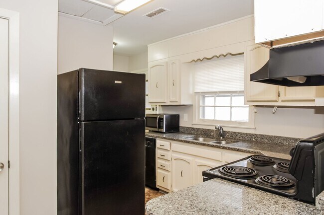 Building Photo - 3206 Bayless Dr SW