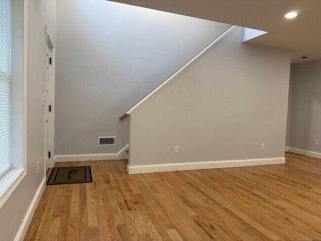 Building Photo - 755 Hart St