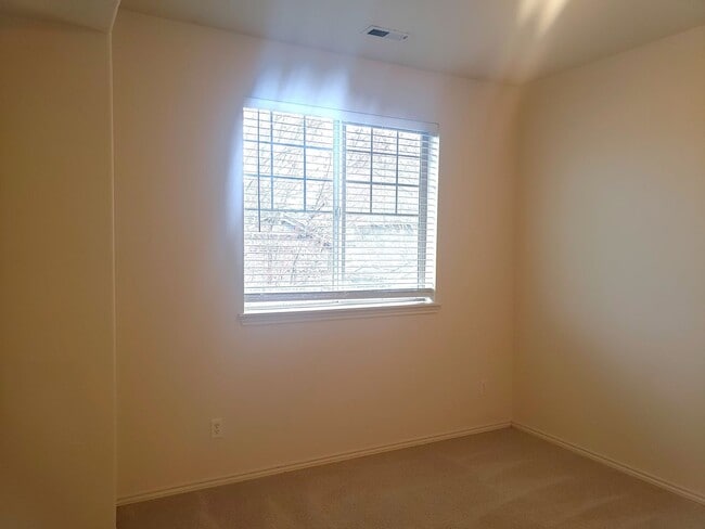 Building Photo - Wonderful Townhouse in Bethany/ NW Portland