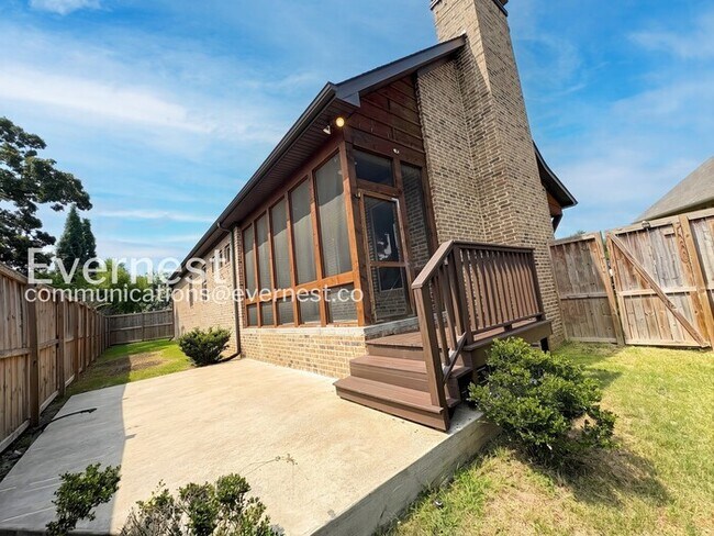 Building Photo - 3 Bed/2 Bath Home with Fenced Yard & Garage / Pet-Friendly / Available Now!