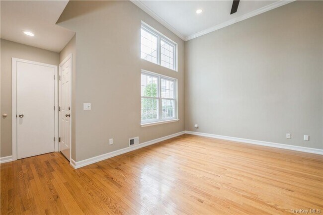 Building Photo - 27 The Knolls