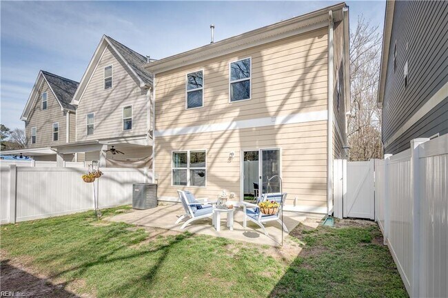 Building Photo - 225 Floridays Way