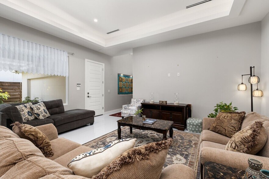 Building Photo - 5816 East Pelican Avenue