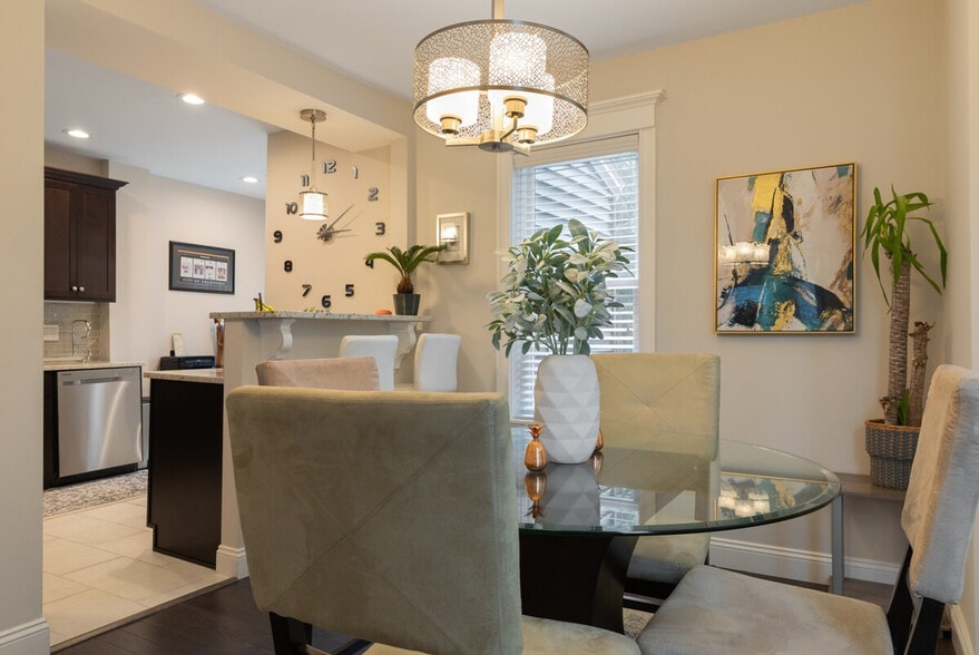 Building Photo - 810 Broadway-SI ID1511377P