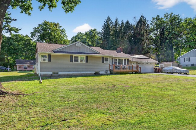 Building Photo - Spacious 4 BR/2BA home corner-lot in Warwi...