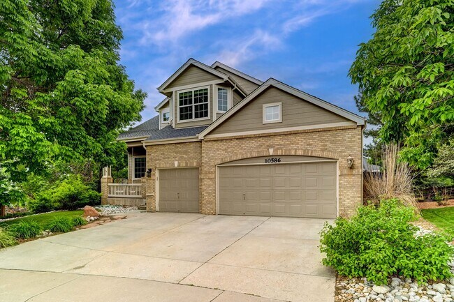 Building Photo - 4 bedroom, 5 bath hime with 3 car garage