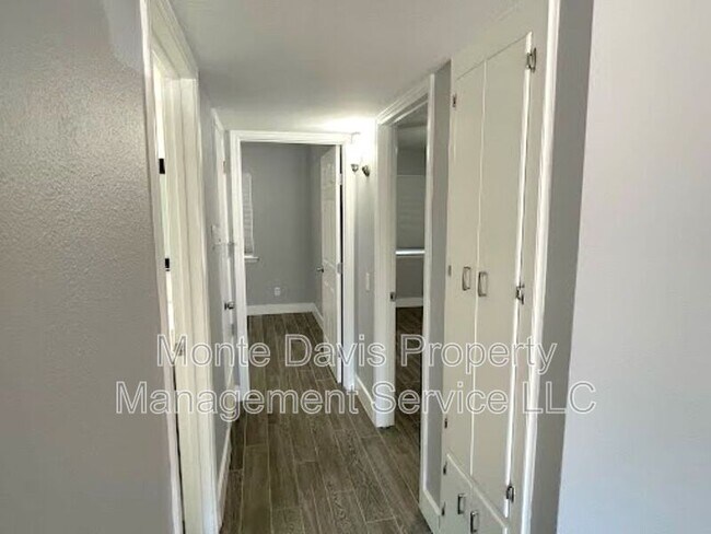 Building Photo - 2504 Manor Cir