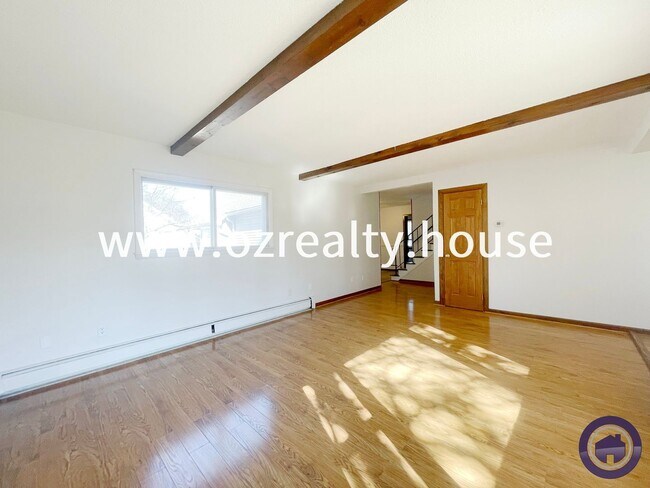 Building Photo - 215 E Reed Ave