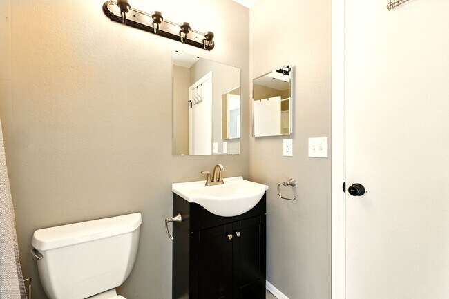 Building Photo - Tri-Level 3 Bedroom 2 Bath Large Backyard ...