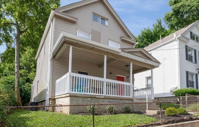 Building Photo - E. WALNUT HILLS - Cute 2 bed in upper of 2 family