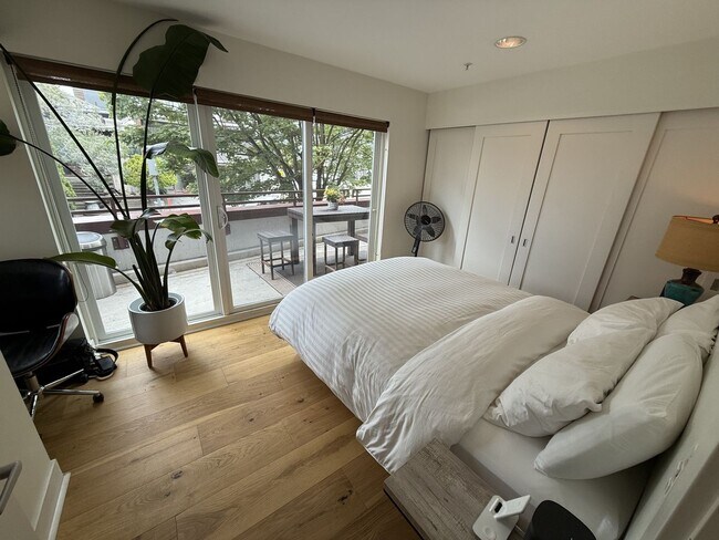 Building Photo - Charming and Rare 2BR/2BA/2Garage Parking ...