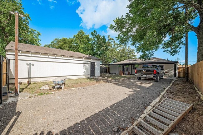 Building Photo - 1308 W Dumble St