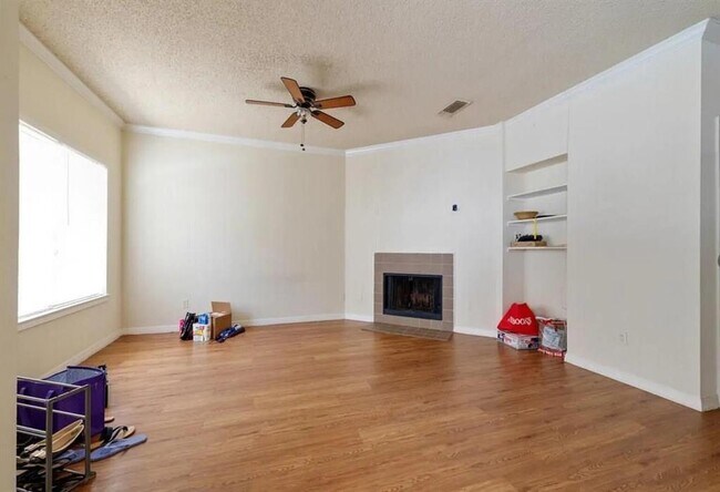 Building Photo - 915 W 23rd St