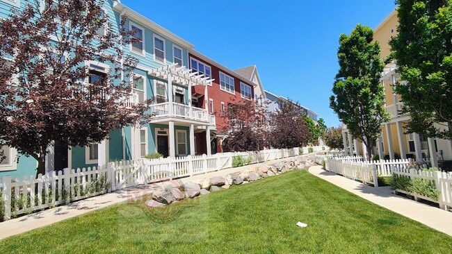 Building Photo - Great 3 Bd 2.5 Bath Townhome 2 Car Garage